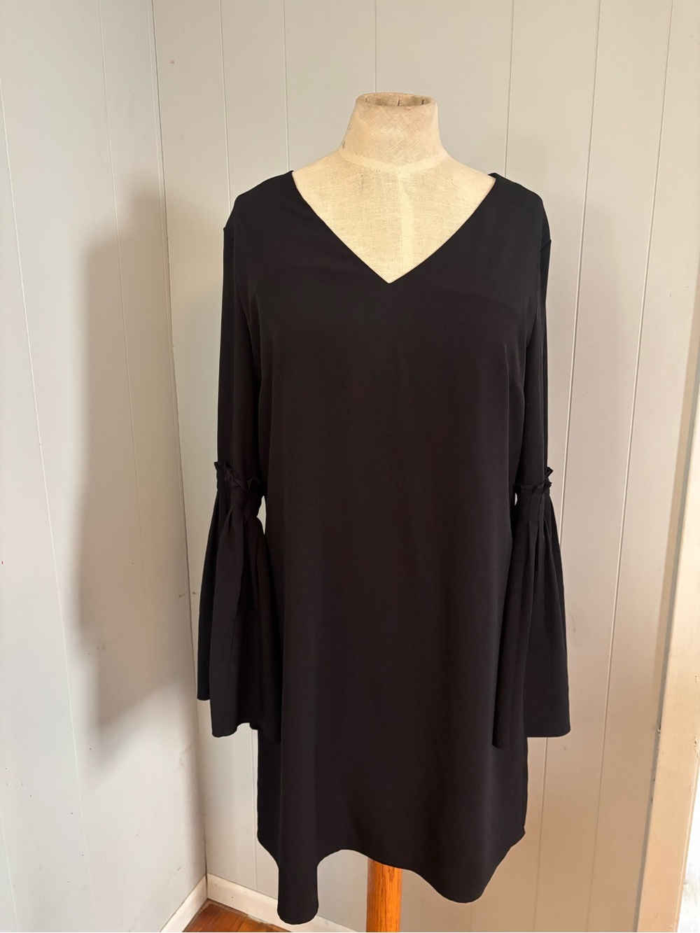 Cynthia Steffe Black V-Neck Shift Dress Pleated Bell Sleeve Size 6
